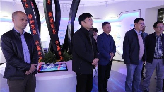 省發(fā)改委二級(jí)巡視員曾洪暉一行來上栗調(diào)研指導(dǎo)工作，并參觀由立標(biāo)展覽布展的贛湘合作產(chǎn)業(yè)園展示館